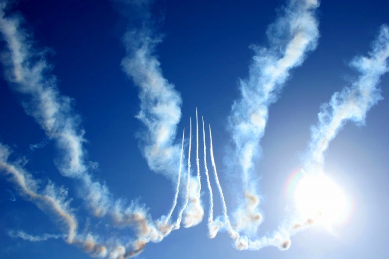 飛行機雲と青空
